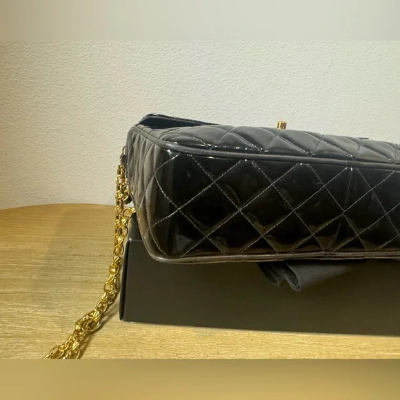 CHANEL vintage Large pocket quilted camera bag - Picture 9 of 12